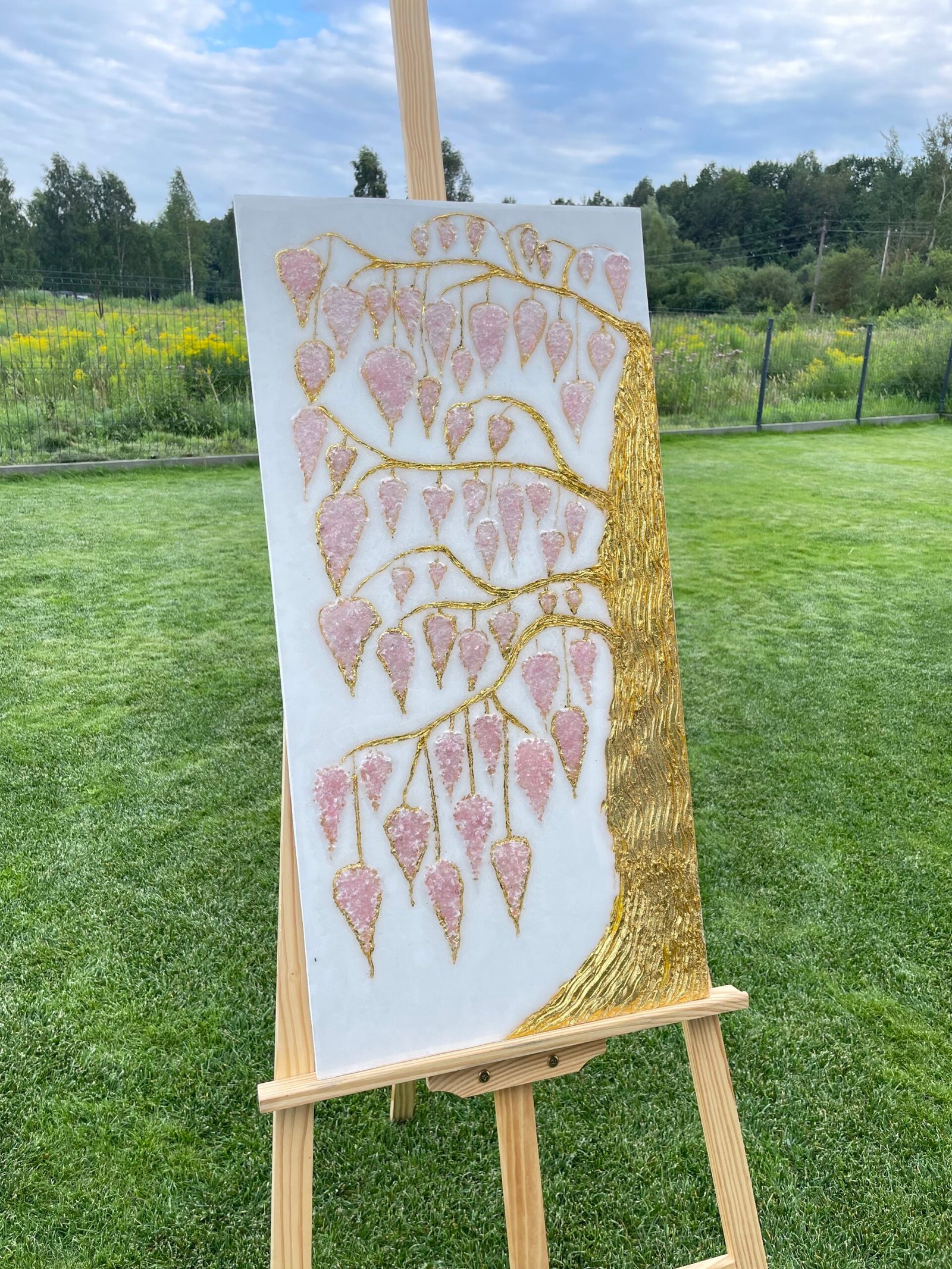 Auksinis medis su rožiniai akmenukais - Image 3