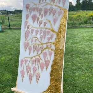 Auksinis medis su rožiniai akmenukais