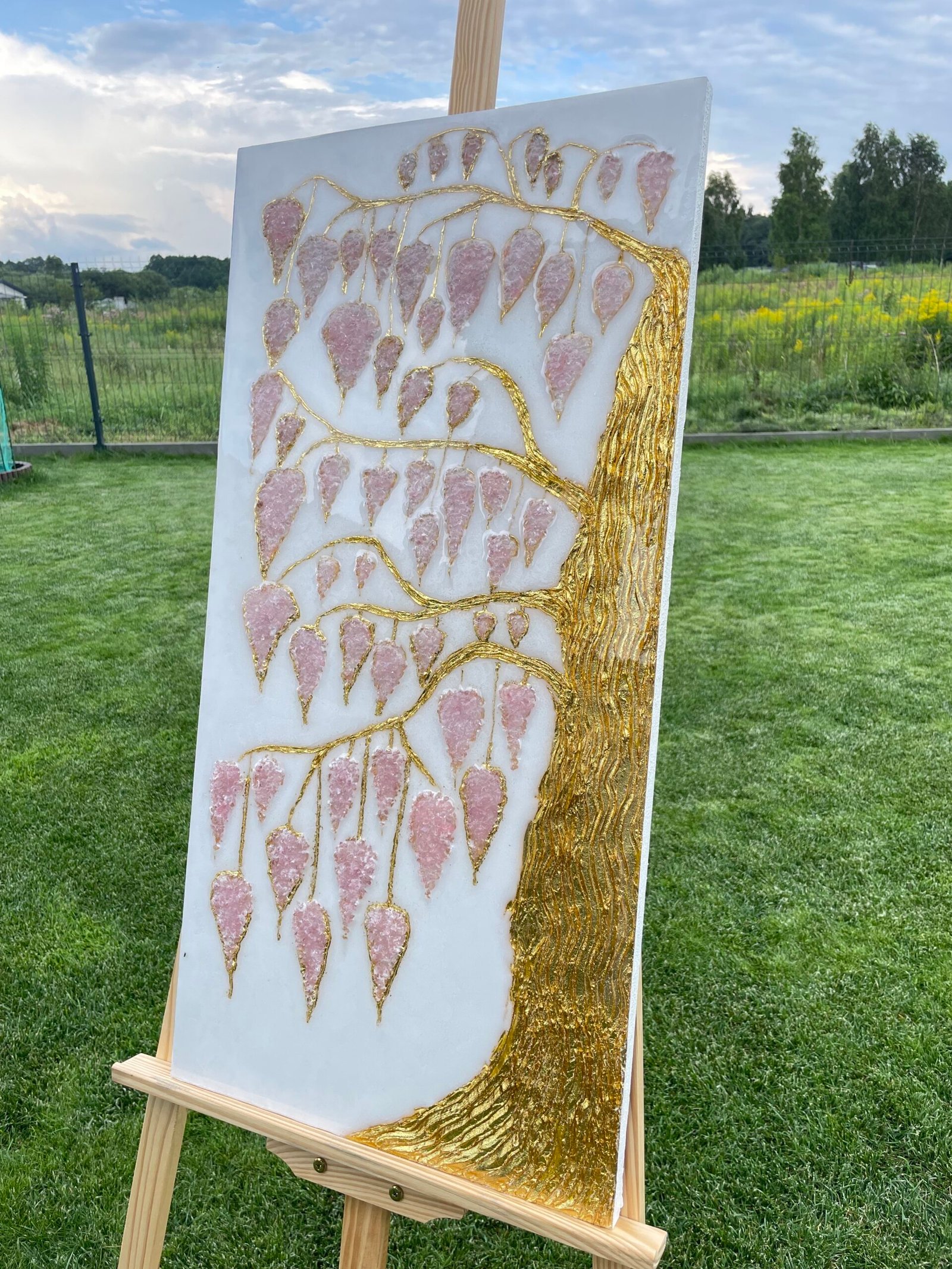 Auksinis medis su rožiniai akmenukais