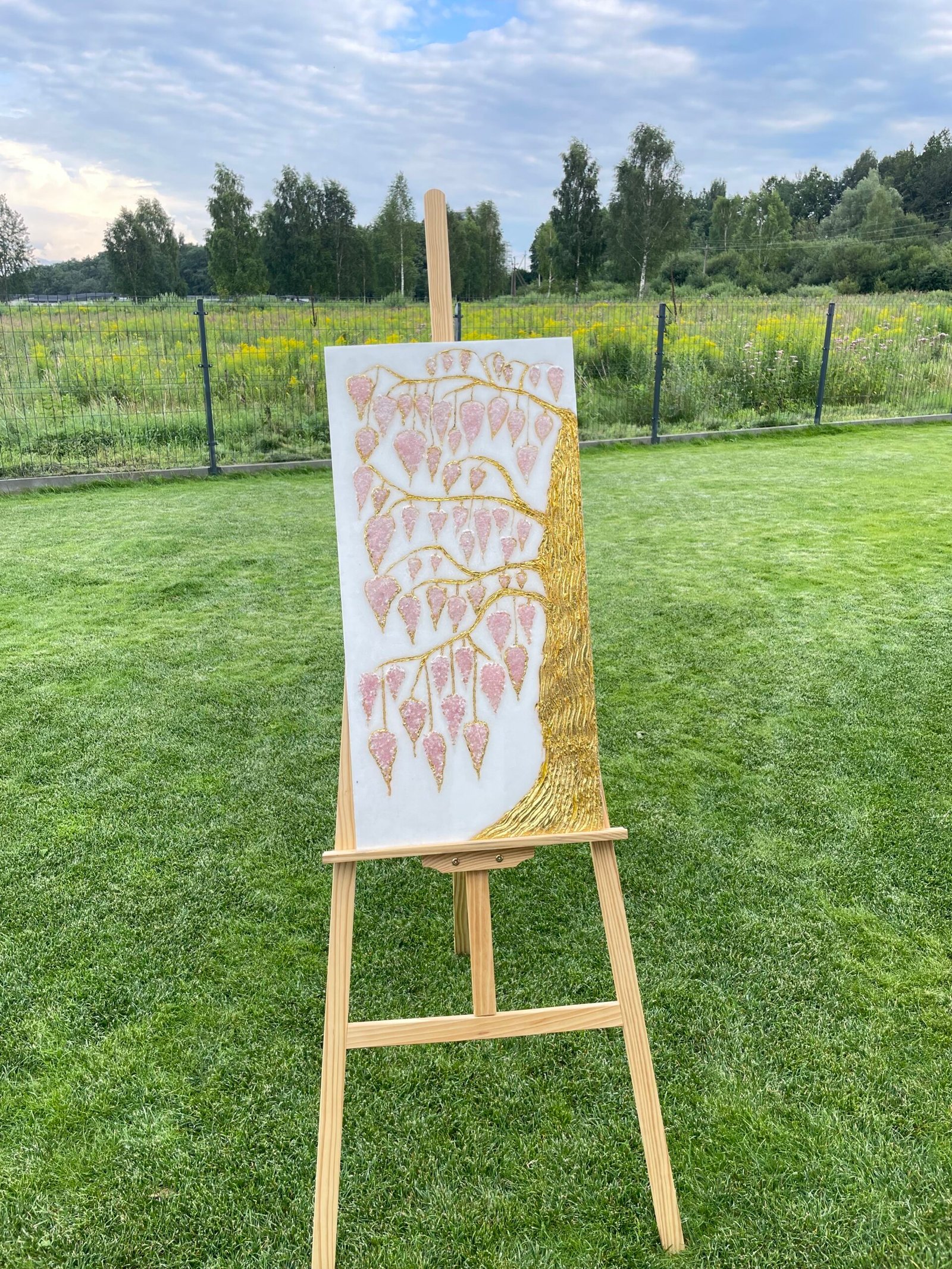 Auksinis medis su rožiniai akmenukais - Image 7