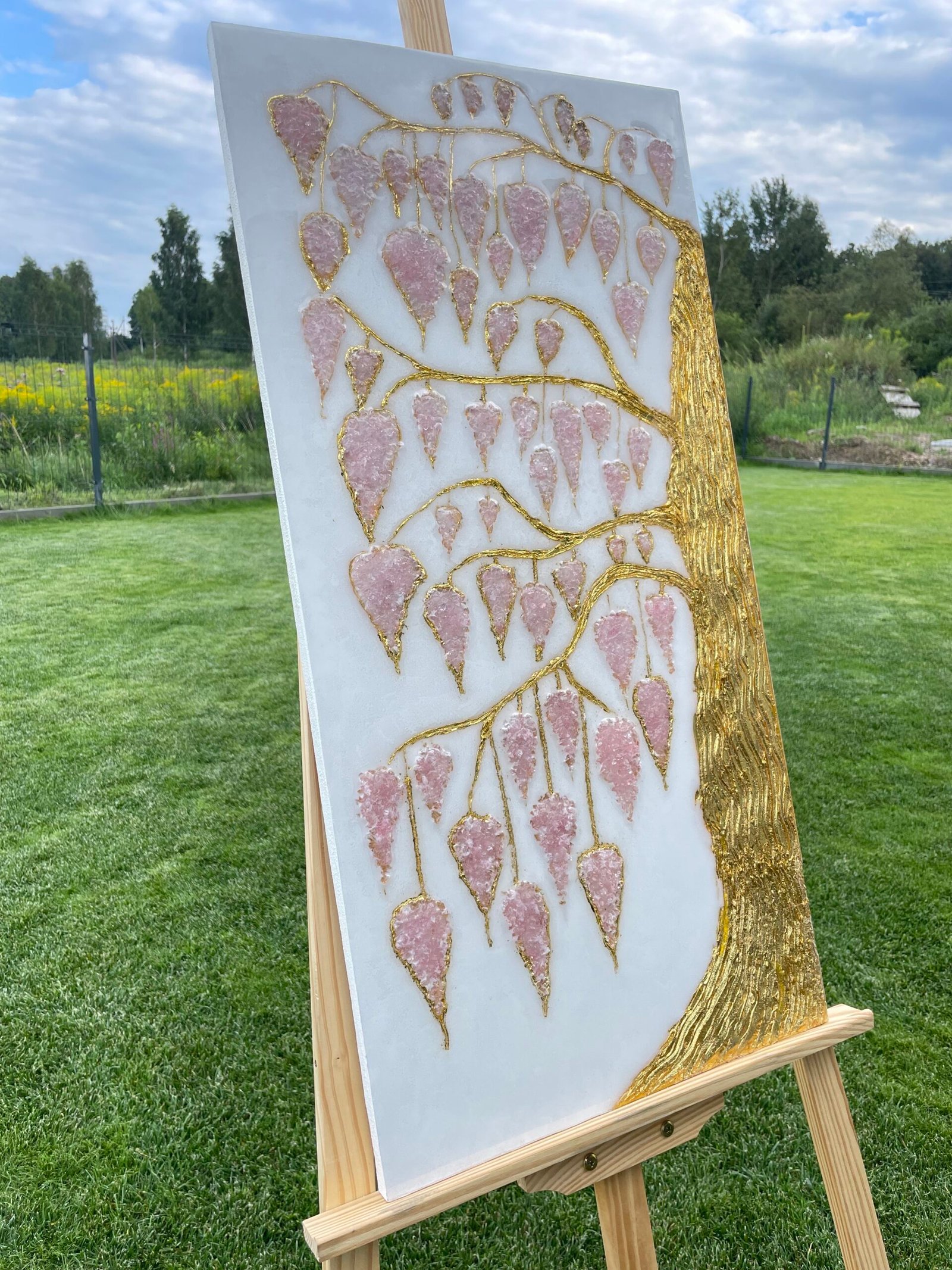 Auksinis medis su rožiniai akmenukais - Image 8