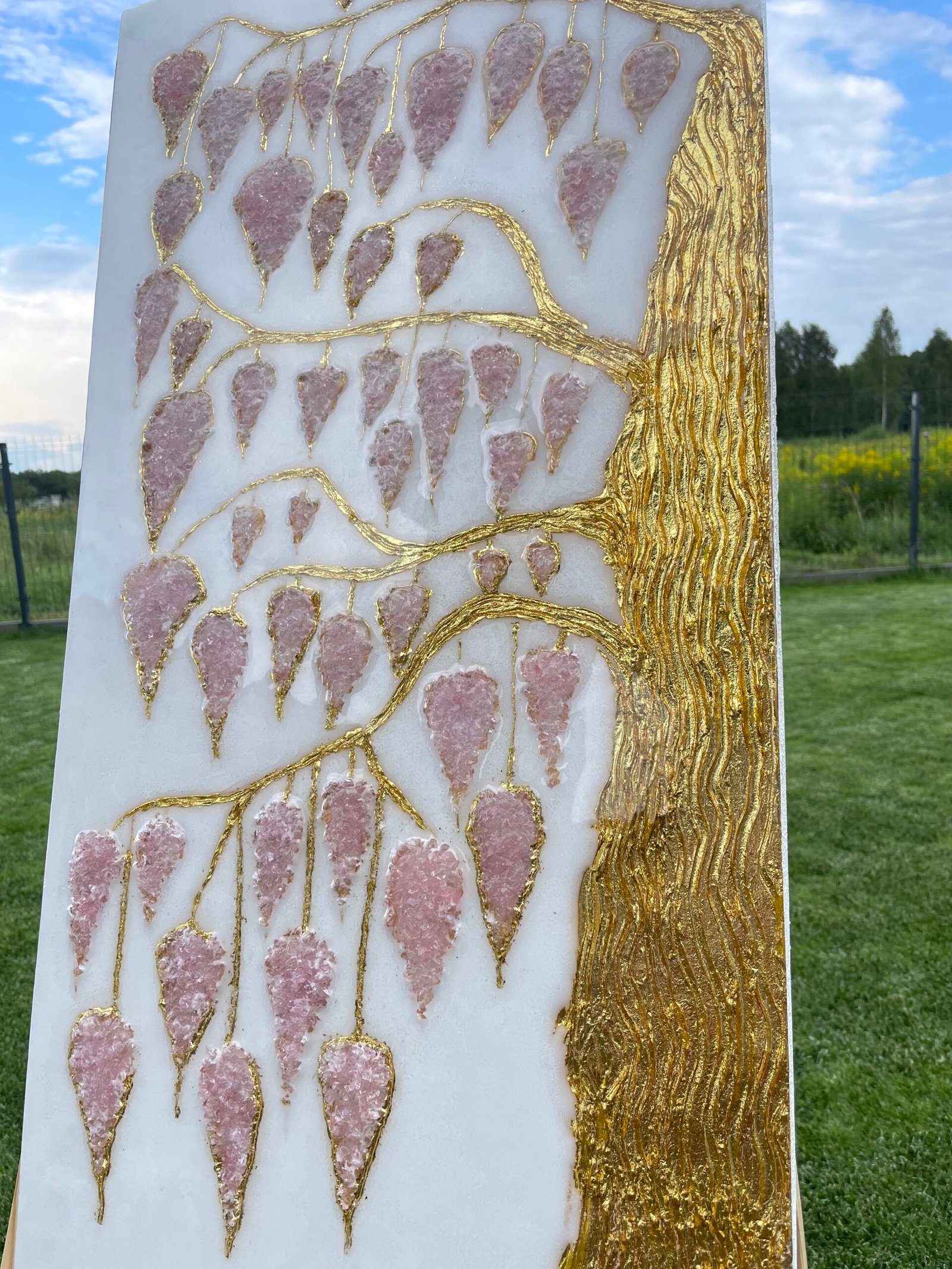 Auksinis medis su rožiniai akmenukais - Image 10